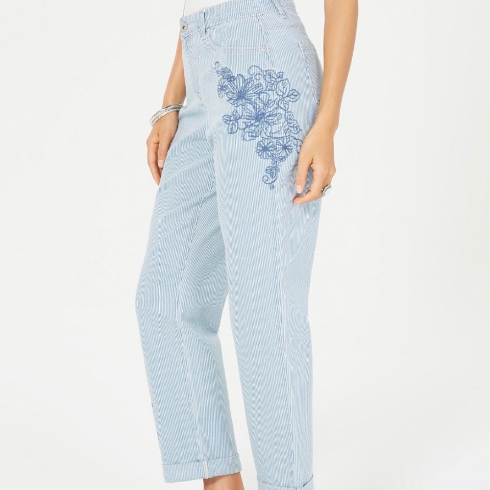 NWT Embroidered 5 pocket Curvy Boyfriend Jeans
